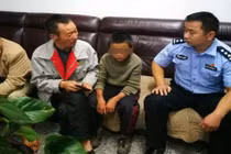 Cậu bé lạ lùng, làm điều cả người lớn cũng phải choáng váng