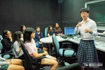 Nam giáo sư thích mặc váy đi dạy và sự thật gây choáng