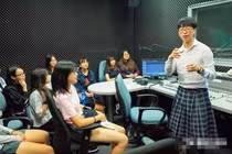 Nam giáo sư thích mặc váy đi dạy và sự thật gây choáng