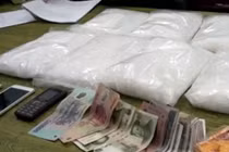 Thanh niên đánh giày giấu 7 kg ma túy trong thùng quýt