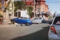 Video: Chồng lái xe lao thẳng vào vợ vì đòi ly hôn