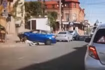 Video: Chồng lái xe lao thẳng vào vợ vì đòi ly hôn