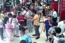 Giúp bạn gái làm điều nhỏ nhặt này... bị chửi biến thái xối xả