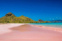 Choáng ngợp với những bãi biển màu hồng cực độc trên thế giới