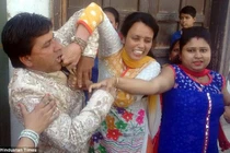 Đang đám cưới, chú rể bị đánh tới tấp bởi người không ngờ này