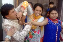 Đang đám cưới, chú rể bị đánh tới tấp bởi người không ngờ này