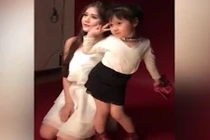 Bé gái tạo dáng chụp ảnh “dìm hàng” chị gái hotgirl gây “sốt”