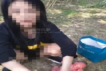 Chuyện lạ hôm nay: “Sốc” bé gái 15 tuổi đi vệ sinh đẻ con trong bụi