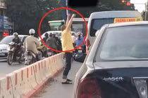 Video: Tài xế ô tô tranh thủ tập thể dục lúc chờ đèn đỏ gây thích thú