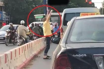 Video: Tài xế ô tô tranh thủ tập thể dục lúc chờ đèn đỏ gây thích thú