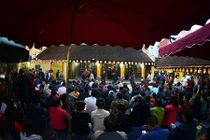 Ảnh: Hàng nghìn người ngồi giữa đường giải hạn sao La Hầu