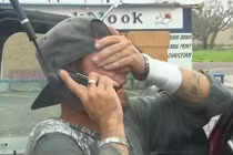 Chuyện lạ hôm nay: “Bố ơi, con yêu bố!” và chuyện cảm động trong cơn bão 