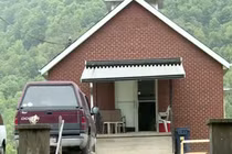 Mẹ nuôi con như thú vật, sự thật ác mộng làm ai cũng kinh hoàng