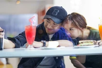 Hari Won vắng bóng đáng ngờ trong sinh nhật của Trấn Thành 