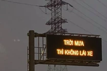 "Trời mưa thì không lái xe": Dòng chữ kỳ lạ trên cao tốc