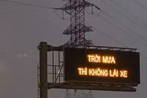 "Trời mưa thì không lái xe": Dòng chữ kỳ lạ trên cao tốc