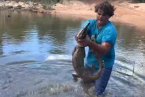 "Sốc" thanh niên tay không bắt cá sấu bằng kỹ thuật cổ xưa