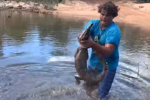 "Sốc" thanh niên tay không bắt cá sấu bằng kỹ thuật cổ xưa