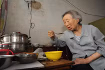 Bà lão khăng khăng đòi vào viện dưỡng lão, thì ra sự thật đau lòng vậy...