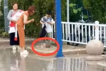 Nữ sinh 15 tuối sinh nở ven đường, bà ngoại làm điều đáng sợ 