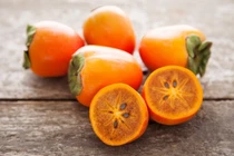 Thấy quả hồng có đốm đen định vứt, "té ngửa" phát hiện suýt vứt đống tiền