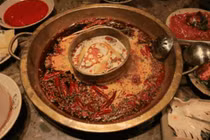 Chuyện lạ hôm nay: Nồi lẩu chứa... bao cao su và sự thật gây sốc