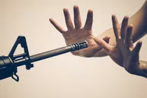 Chuyện lạ hôm nay: Con không chịu đi học, mẹ rút luôn súng làm điều sốc...