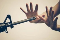 Chuyện lạ hôm nay: Con không chịu đi học, mẹ rút luôn súng làm điều sốc...