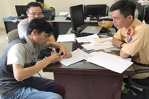 Tài xế lái taxi đẩy CSGT lùi trên phố bị phạt 3,2 triệu đồng