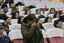 Vợ hạ độc vào bia của chồng, không bị ghét mà còn thương cảm