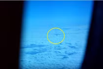 Nhìn ra cửa sổ máy bay, hành khách sốc khi phát hiện bí ẩn 