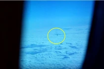 Nhìn ra cửa sổ máy bay, hành khách sốc khi phát hiện bí ẩn 