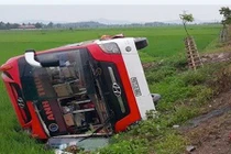 Xe khách giường nằm lao xuống ruộng, 11 người thương vong