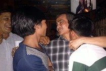 Ông Nén về nhà trong nước mắt