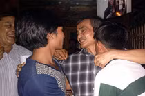 Ông Nén về nhà trong nước mắt