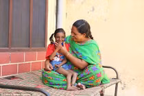 Cô gái kỳ lạ “không bao giờ lớn” và sự thật đau lòng 