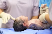 Bé sơ sinh chết thảm vì bác sĩ quá... lười 