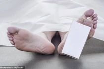 Đang chôn cất, chàng trai “bật nắp quan tài” sống dậy