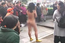 Bị truy đuổi, gái trẻ tự tay làm điều "sốc toàn tập" ngay giữa đường