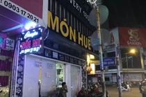 Kinh doanh thua lỗ, nhà hàng Món Huế ở TP.HCM bị người đến chuyển tài sản