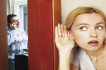 Chuyện lạ hôm nay: Cha lấy cớ đi đổ rác, con "chết điếng" khi biết...