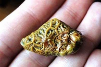 Quét dọn mộ, phát hiện viên đá lạ và sự thật khó tin