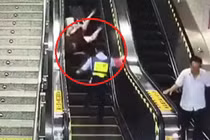 Video: Nữ cảnh sát phản ứng nhanh như cắt, cứu mạng cụ bà ngã thang cuốn