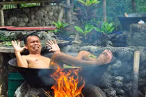 Đến nơi người người thi nhau tận hưởng cảm giác “luộc” trong vạc dầu