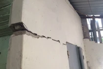 Cuống cuồng đuổi khách trọ vì nhà nứt toác như động đất