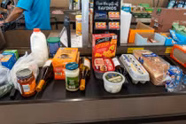 Giúp người đàn ông quên ví, cô gái nhận được món quà bất ngờ