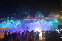 Người Sài Gòn thích thú với tuyết rơi trắng trời mùa Noel