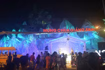 Người Sài Gòn thích thú với tuyết rơi trắng trời mùa Noel