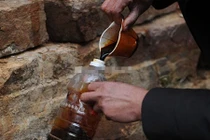 Kỳ lạ dân TQ đổ xô đi lấy "nước thánh" từ núi chảy ra