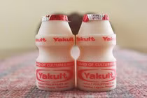 Chai sữa chua vị đắng và sự thật rợn người về người cha thú tính